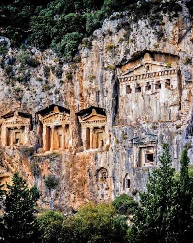Dalyan kayalara oyulmuş Likya kral mezarları